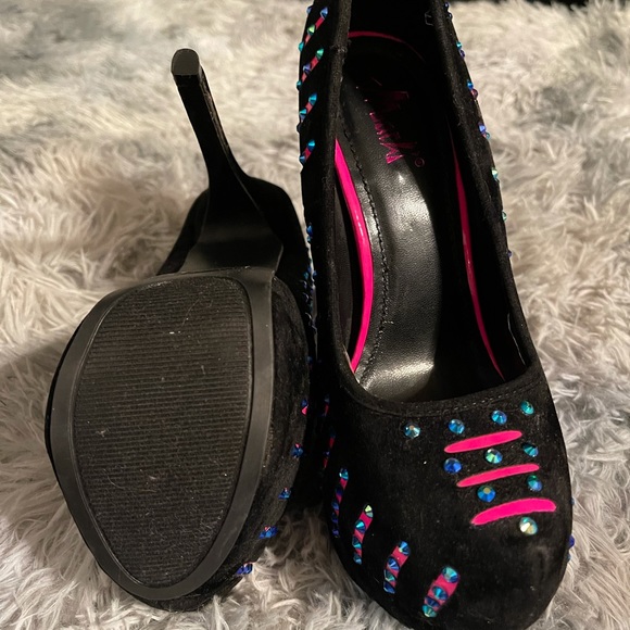 Black heels, pink accents size 8.5 - Picture 6 of 6